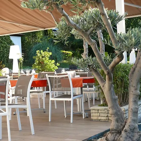 Les Criquets & Otel 3*